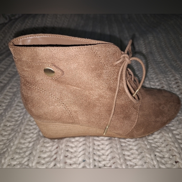 A pair of Dr Scholls Be Energized booties in a size 7.5. - Picture 10 of 11